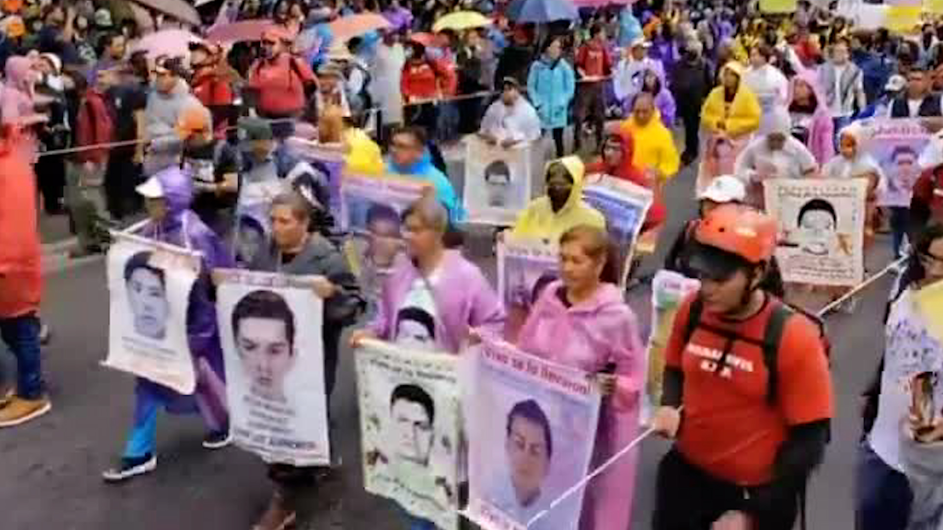 Desde las dos de la tarde, los manifestantes comenzaron a reunirse en el metro Balderas. Más tarde, la marcha se vería afectada por la presencia de lluvia.