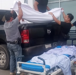 El traslado inadecuado del cuerpo se debió a que el único vehículo del Semefo en la región atendía otro reporte de manera simultánea.q