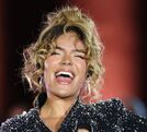 Karol G reaparece con nuevo look y la comparan con Shakira
