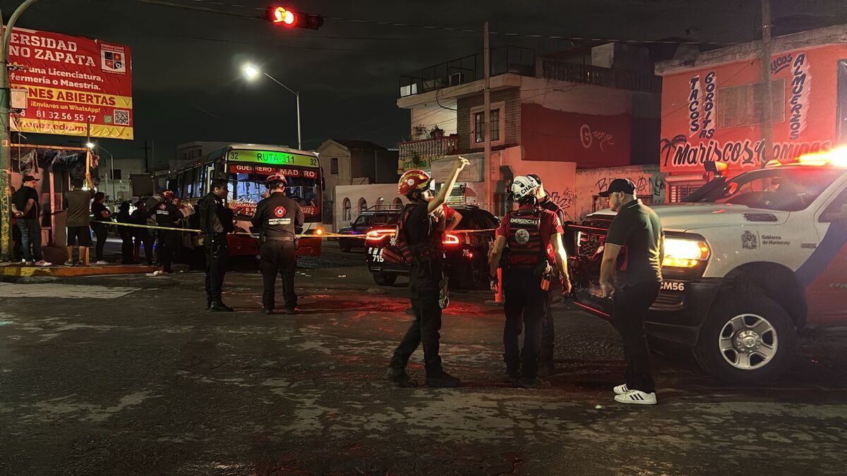 Un camión de ruta urbana dejó en estado crítico a una mujer adulta mayor luego de atropellarla en calles de la colonia Tierra y Libertad, al norte de Monterrey.
