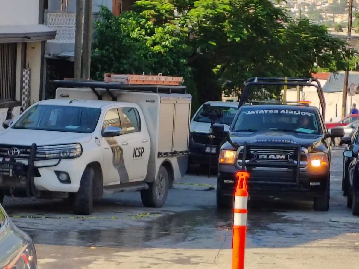 Sujetos desconocidos balearon cuatro vehículos en calles de la colonia Genaro Vázquez en el municipio de Monterrey. La Fiscalía de Nuevo León investiga.