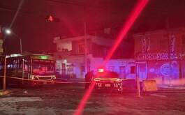 Un camión de ruta urbana dejó en estado crítico a una mujer adulta mayor luego de atropellarla en calles de la colonia Tierra y Libertad, al norte de Monterrey.