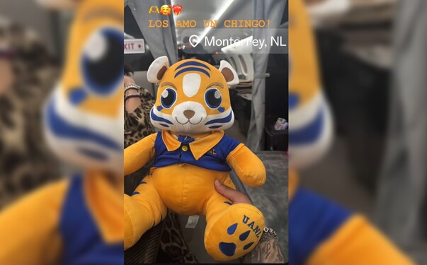 Nodal recibe peluche de la UANL como regalo