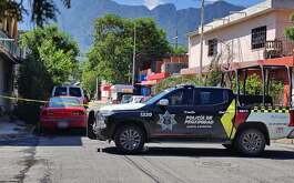 Un presunto ladrón de casas fue detenido luego de una persecución y balacera en el municipio de Santa Catarina, Nuevo León.