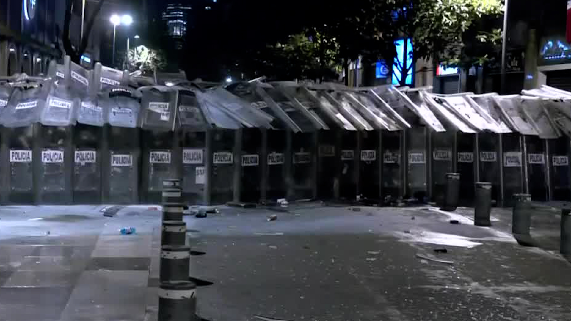 Un grupo de policías quedaron atrincherados mientras eran agredidos con petardos durante las manifestaciones.
