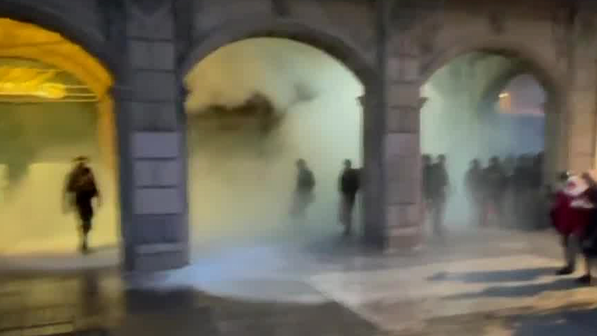 Elementos de la SSC se despliegan por zonas del Centro Histórico de la CdMx para tratar desplegar a los manifestantes.