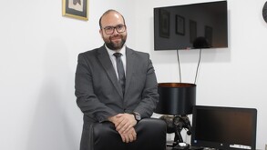 Se distingue por su calidad médica y humana.