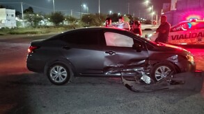 Un aparatoso accidente registrado durante este viernes en el oriente de Torreón dejó como saldo cuantiosos daños materiales y una inusual detención.