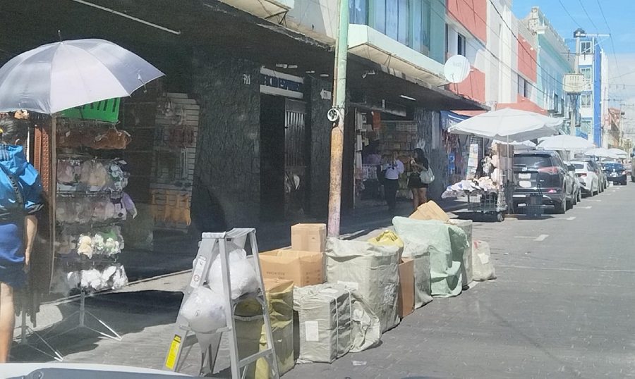 Estacionarse en la 10 o 12 Poniente se ha vuelto imposible debido a que los cajones están ocupados por negocios o carpas de vendedores informales.