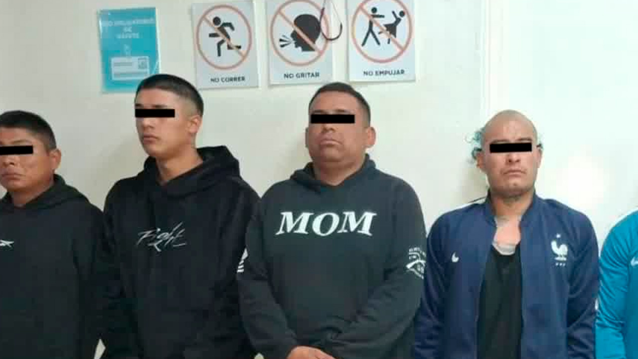 Seis hombres fueron detenidos en Ecatepec luego de golpear a un hombre que se habría negado a pagar una extorsión.