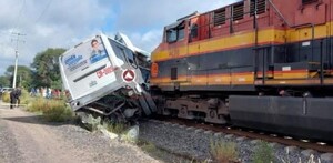 El choque dejó un saldo preliminar de cinco personas fallecidas y varios pasajeros lesionados.