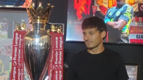 David Silva junto al trofeo de la Premier League que llegó a levantar en su carrera como jugador.