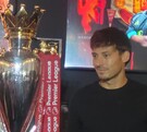 David Silva junto al trofeo de la Premier League que llegó a levantar en su carrera como jugador.