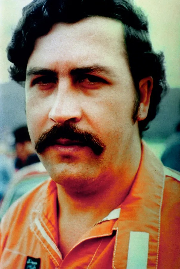 Escobar era un narcoterrorista que creó una imagen de Robin Hood con los pobres de Medellín; financió proyectos sociales, construyó viviendas y campos de fútbol