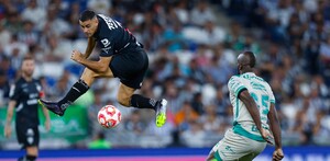 German Berterame en una jugada ante el jugador de Santos Laguna en la Jornada 11.