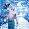 John Cena levantando el Campeonato de WWE al finalizar Wrestlemania 23.