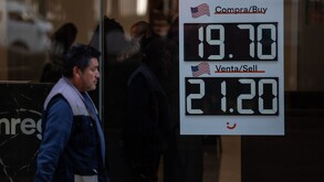 El peso mexicano diariamente tiene variaciones en su precio frente al dólar.