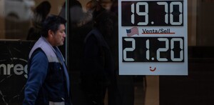 El peso mexicano diariamente tiene variaciones en su precio frente al dólar.