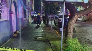 Personal pericial acudió a la colonia Tlatilco para levantar el cuerpo y las evidencias tras el asesinato de un hombre en un puesto de alitas.