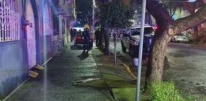 Personal pericial acudió a la colonia Tlatilco para levantar el cuerpo y las evidencias tras el asesinato de un hombre en un puesto de alitas.