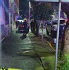 Personal pericial acudió a la colonia Tlatilco para levantar el cuerpo y las evidencias tras el asesinato de un hombre en un puesto de alitas.