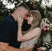 La propuesta de Travis Kelce a Taylor Swift no fue ostentosa, sino un momento privado y emotivo, según reveló el padre del jugador.