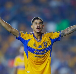 Rómulo Zwarg en el partido de Tigres ante Atlas del Apertura 2025.