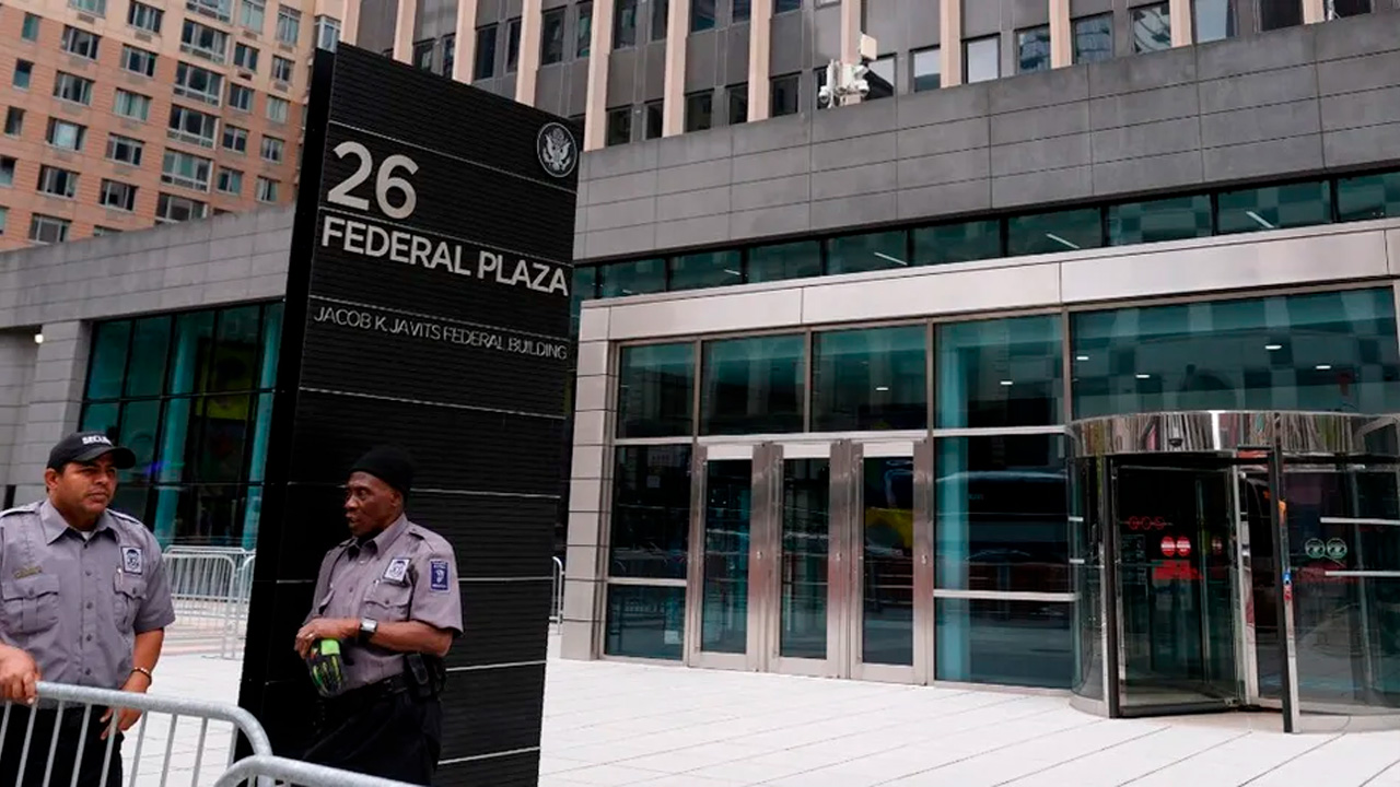 Un agente federal de inmigración empujó a una mujer ecuatoriana en un tribunal de Manhattan, Estados Unidos, hecho que se volvió viral.