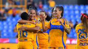 Tigres Femenil en conjunto tras una anotación en la Liga MX Femenil.