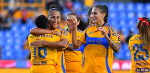Tigres Femenil en conjunto tras una anotación en la Liga MX Femenil.