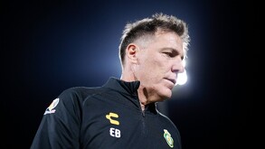 Las reuniones entre la directiva de los Esmeraldas y el estratega argentino Eduardo Berizzo para definir el futuro inmediato del proyecto verdiblanco