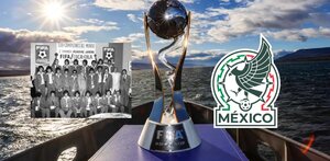 Trofeo del Mundial Sub-20 junto a una fotografía de la Selección Mexicana de esa categoría en 1977.