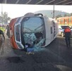 Tras la volcadura de un camión sobre la calzada Ignacio Zaragoza, los seis heridos están siendo atendidos en diferentes centros médicos.