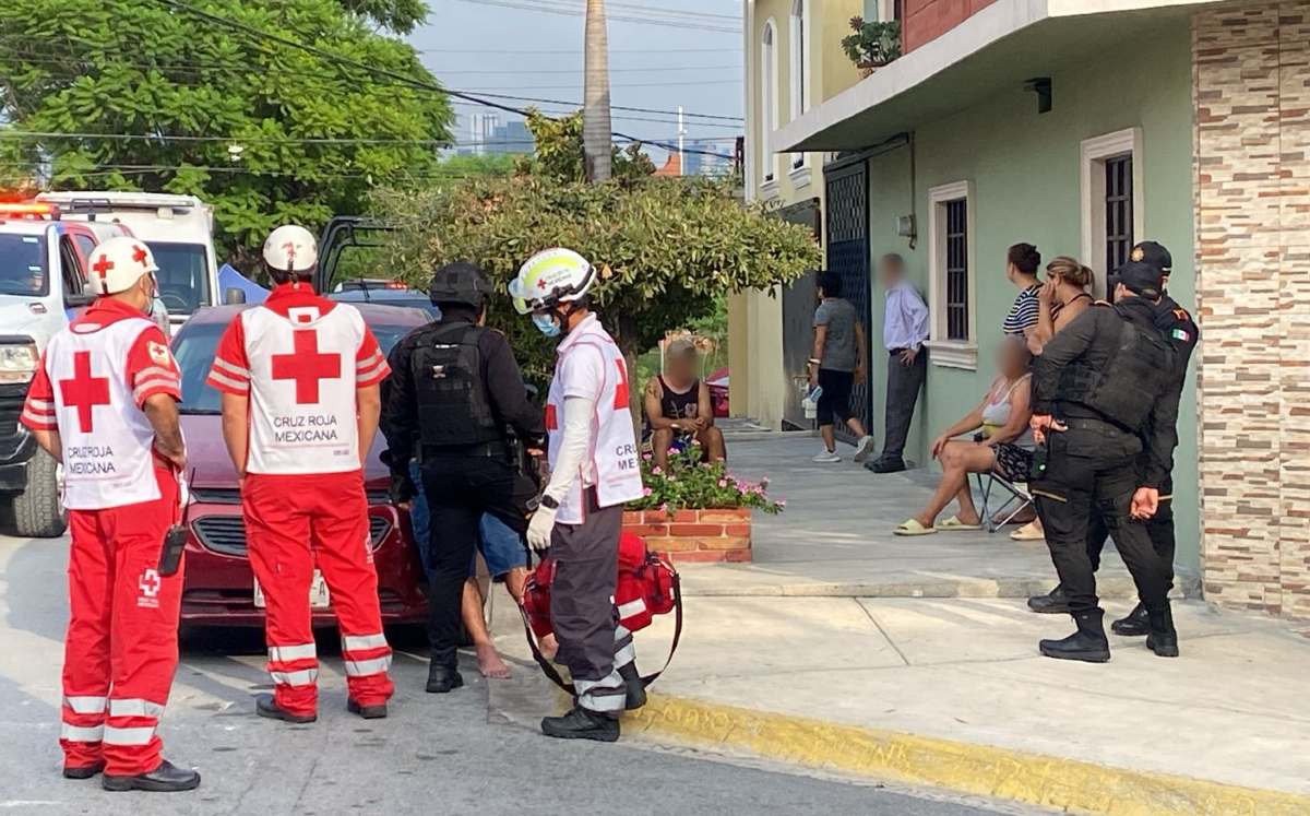 Un hombre fue detenido luego de que presuntamente alterara el orden y lanzara amenazas contra una familia en la colonia Laderas del Mirador en Monterrey.