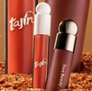 La colaboración de Selena Gómez y Tajín está disponible en la página oficial de Rare Beauty y en Sephora México, tanto en línea como en tiendas físicas. La colaboración de Selena Gómez y Tajín está disponible en la página oficial de Rare Beauty y en Sephora México, tanto en línea como en tiendas físicas.