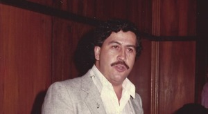 Escobar era un narcoterrorista que creó una imagen de Robin Hood con los pobres de Medellín; financió proyectos sociales, construyó viviendas y campos de fútbol