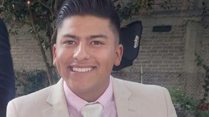 un joven en una fiesta sonriendo
