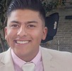 un joven en una fiesta sonriendo