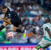 German Berterame en una jugada ante el jugador de Santos Laguna en la Jornada 11.