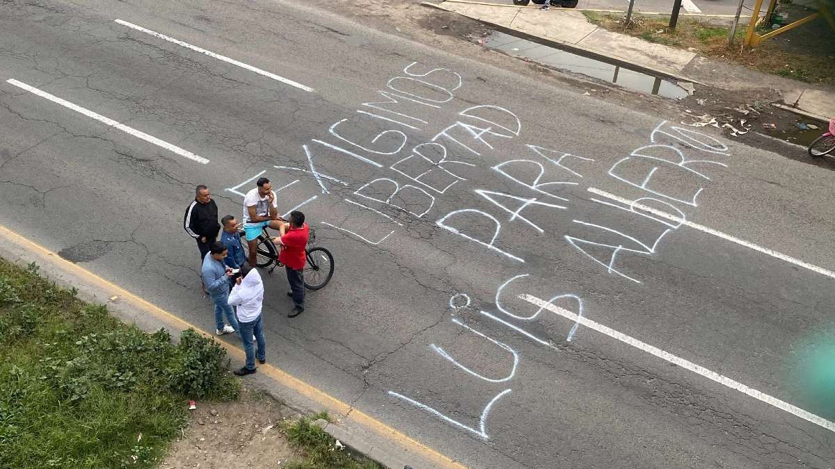 personas cierran una carretera en una manifestación personas cierran una carretera en una manifestación