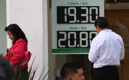 El valor del peso frente al dólar varía diariamente.