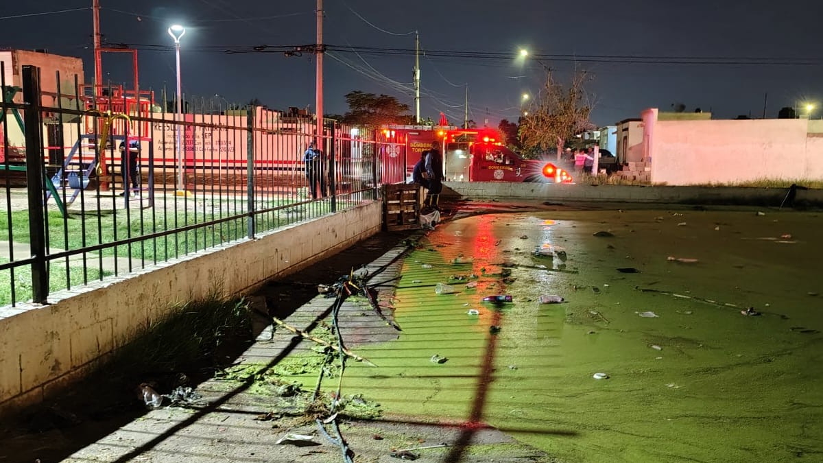 Un joven de 24 años perdió la vida ahogado en un profundo pozo de captación de aguas pluviales en colonia Villas Universidad de Torreón. Un joven de 24 años perdió la vida ahogado en un profundo pozo de captación de aguas pluviales en colonia Villas Universidad de Torreón.