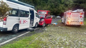 Hasta el momento, no se reportan personas fallecidas tras el choque entre una combi y una camioneta en inmediaciones de La Marquesa.