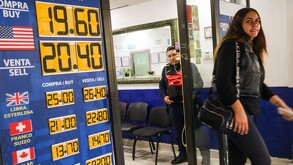 El peso mexicano diariamente tiene variaciones en su precio frente al dólar.