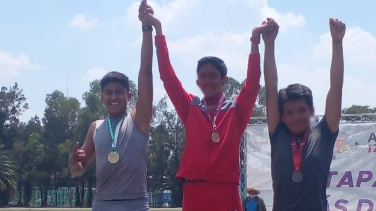 tres jóvenes atletas en un podio tres jóvenes atletas en un podio