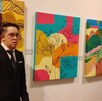 un joven con síndrome de down en una exposición de arte