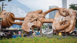 Llegan tenazas de la escultura Niña Cangrejo a San Pedro Garza García