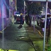 Personal pericial acudió a la colonia Tlatilco para levantar el cuerpo y las evidencias tras el asesinato de un hombre en un puesto de alitas.