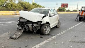 Auto abandonado tras choque en  autopista Monterrey-Laredo