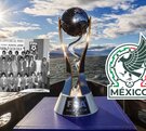 Trofeo del Mundial Sub-20 junto a una fotografía de la Selección Mexicana de esa categoría en 1977.